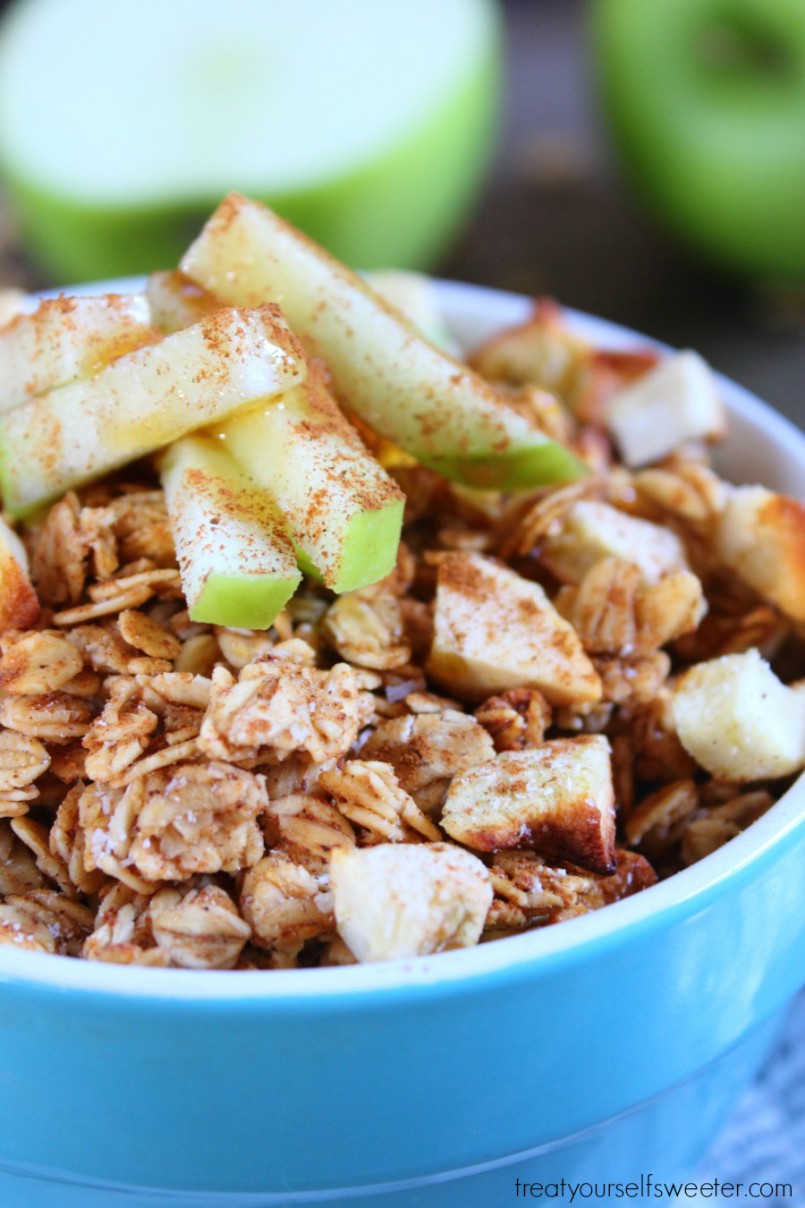 This quick and easy Cinnamon Apple Granola makes the perfect back to school breakfast or afternoon snack!