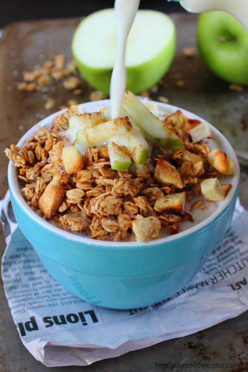 This quick and easy Cinnamon Apple Granola makes the perfect back to school breakfast or afternoon snack!