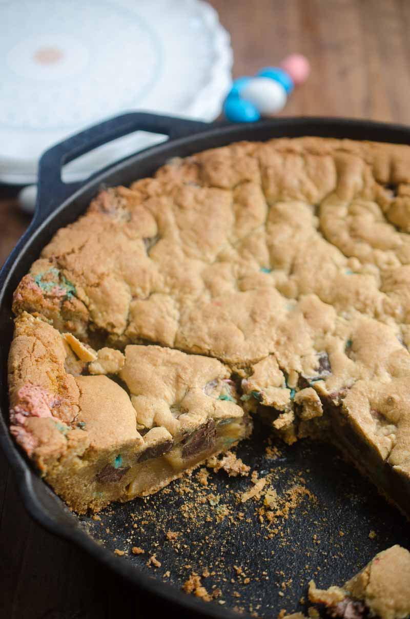 What's better than Easter candy? A big ol' Easter Candy Skillet Cookie! This Easter Skillet Cookie is loaded with chocolate chips, malted milk and malted robin eggs.