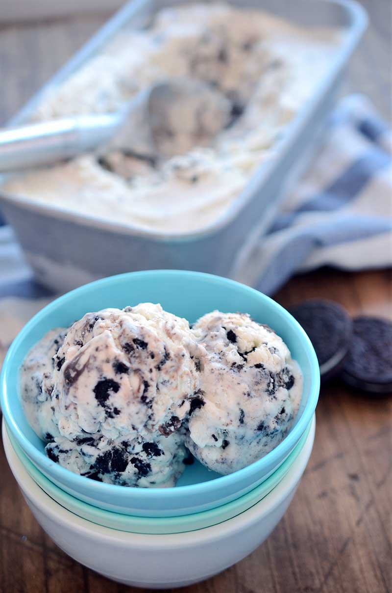 Easy peasy No-Churn Cookies and Cream Ice Cream gets a chocolatey boost from a layer of hot fudge topping. The perfect way to cool down during the last weeks of summer.