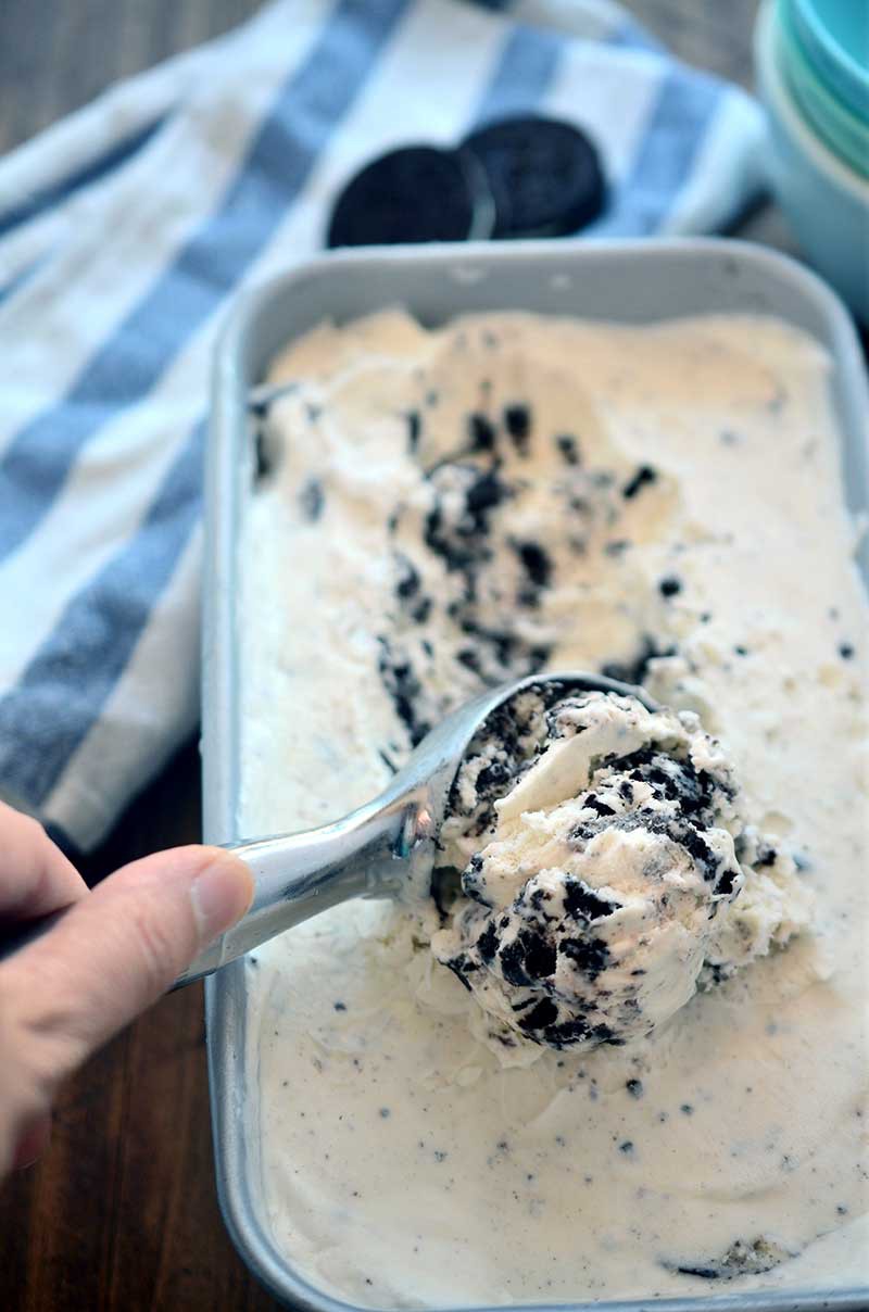 Easy peasy No-Churn Cookies and Cream Ice Cream gets a chocolatey boost from a layer of hot fudge topping. The perfect way to cool down during the last weeks of summer.