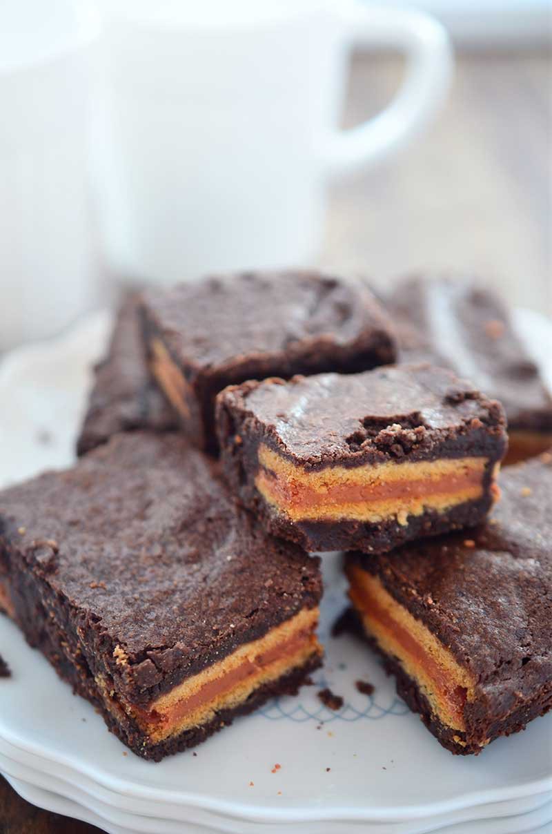 Two of my favorite sweet treats collide in. Decadent chocolate brownies with a pumpkin spice Oreo stuffed inside make these Pumpkin Spice Oreo Stuffed Brownies a perfect fall treat!