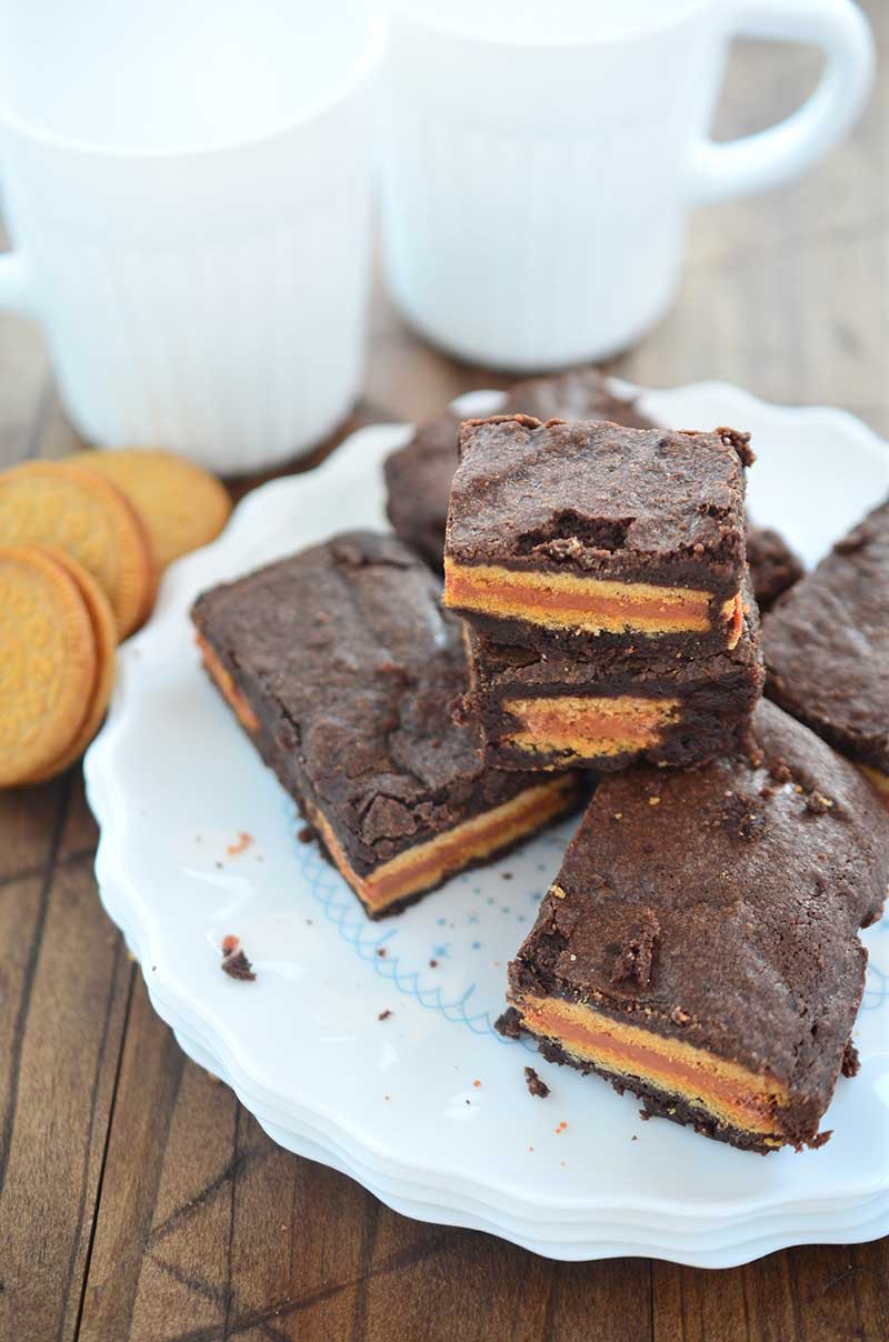 Two of my favorite sweet treats collide in. Decadent chocolate brownies with a pumpkin spice Oreo stuffed inside make these Pumpkin Spice Oreo Stuffed Brownies a perfect fall treat!