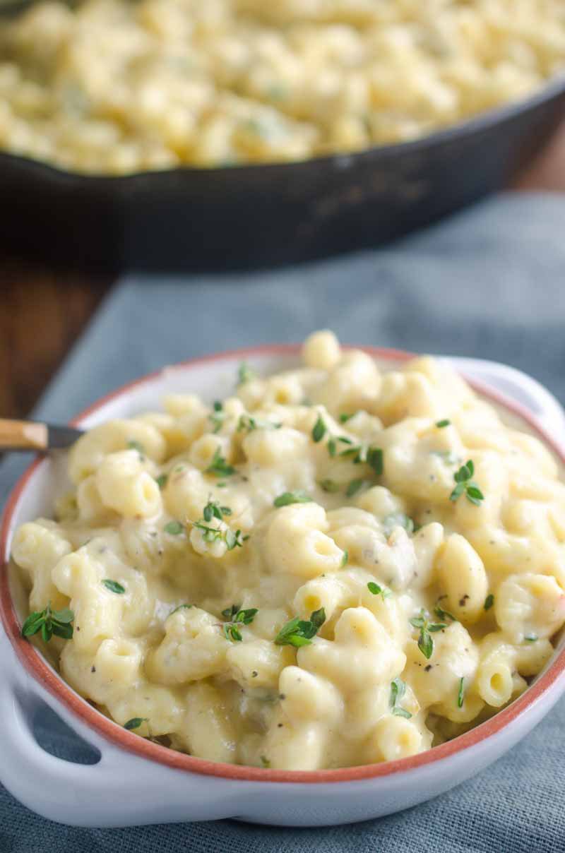 Roasted Garlic and Thyme Mac n' Cheese is every bit as creamy and decadent as a good mac n' cheese should be. With the added deliciousness of sweet roasted garlic and peppery thyme. 