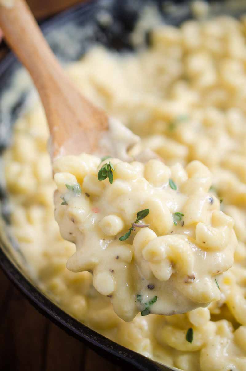 Roasted Garlic and Thyme Mac n' Cheese is every bit as creamy and decadent as a good mac n' cheese should be. With the added deliciousness of sweet roasted garlic and peppery thyme. 