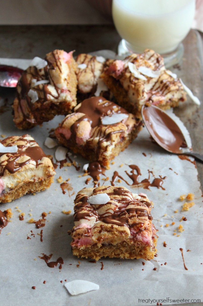 Toasted Marshmallow Bars; crispy, cookie base with a layer of sweet jelly and finished with oh so good toasted marshmallows.