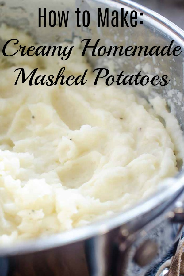 How to make mashed potatoes. Easy Creamy Mashed Potatoes are a must have in any kitchen arsenal. This mashed potatoes recipe requires just 3 ingredients and gives you the creamiest, dreamiest mashed potatoes. #mashedpotatoes #sidedish #thanksgiving #whippedpotatoes