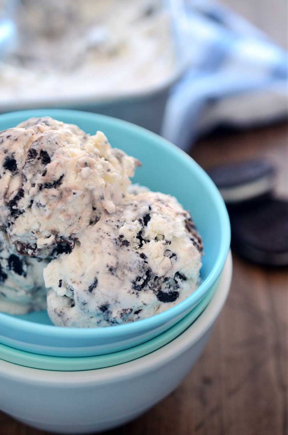 Easy peasy No-Churn Cookies and Cream Ice Cream gets a chocolatey boost from a layer of hot fudge topping. The perfect way to cool down during the last weeks of summer.