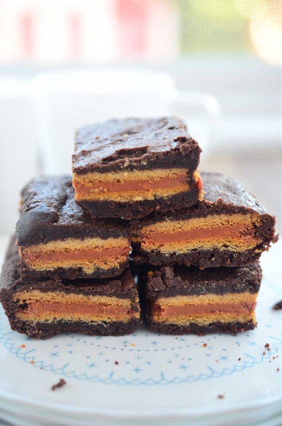 Two of my favorite sweet treats collide in. Decadent chocolate brownies with a pumpkin spice Oreo stuffed inside make these Pumpkin Spice Oreo Stuffed Brownies a perfect fall treat!