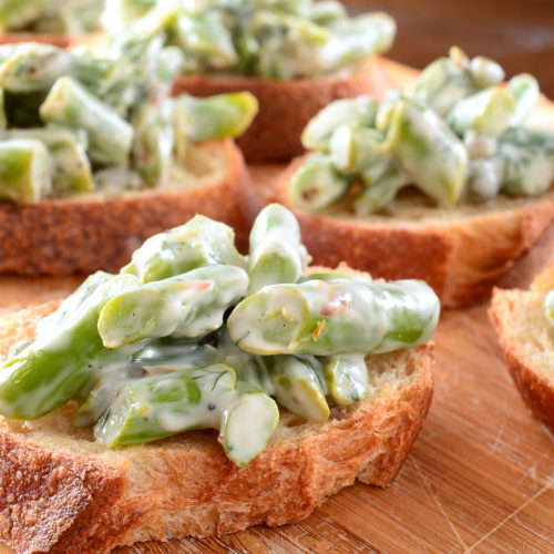 asparagus bruschetta on cutting board.