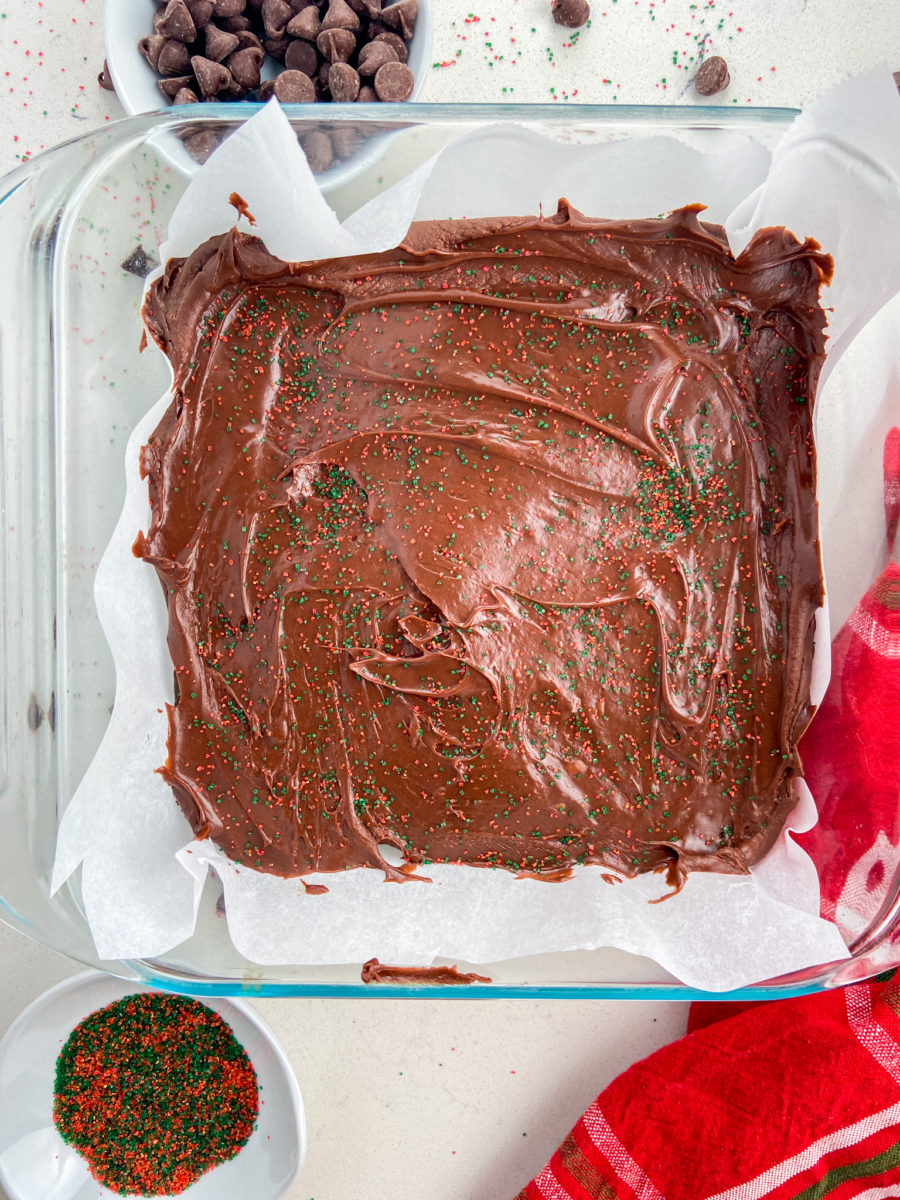 Marshmallow fluff fudge in glass dish.