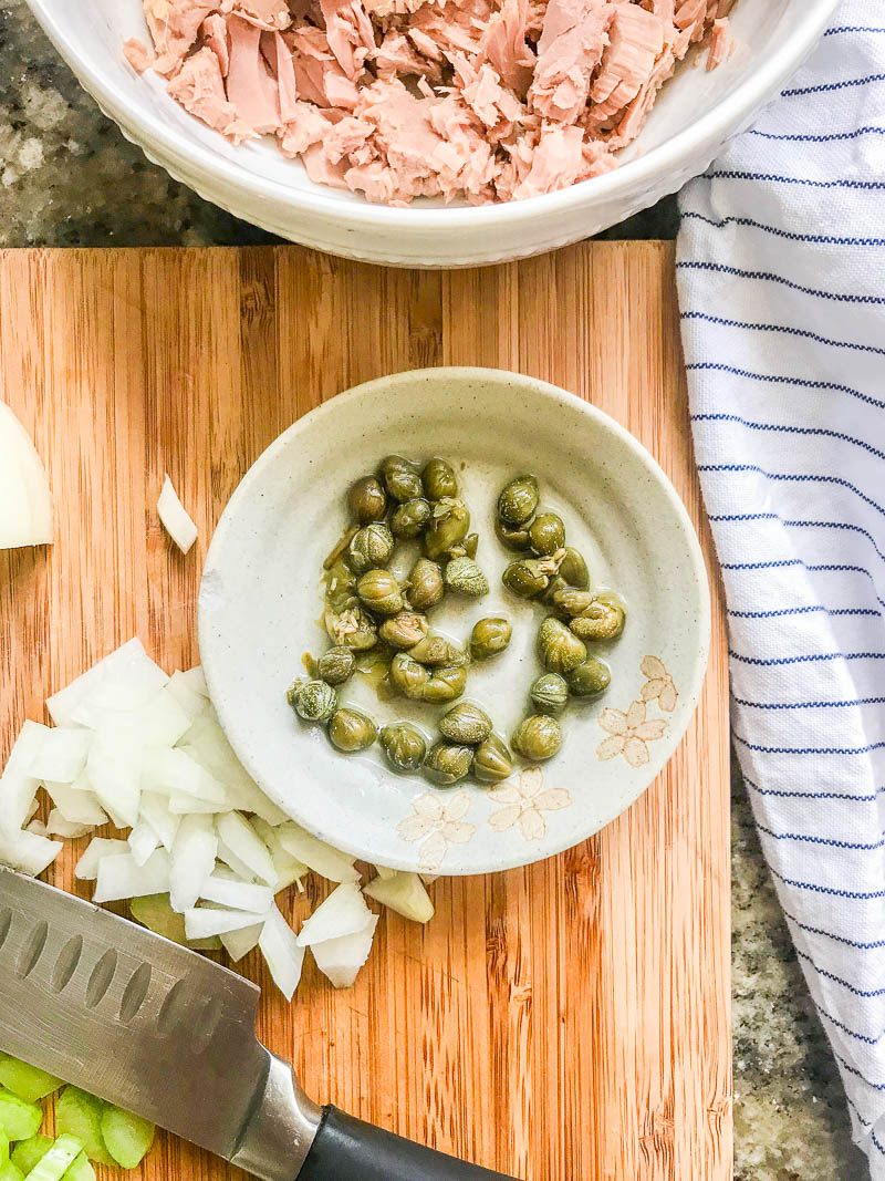 Capers in a bowl. 