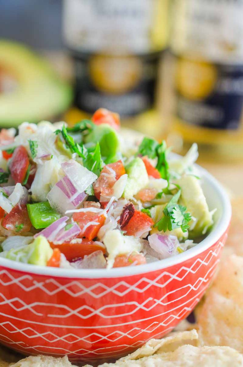 カニのcevicheは古典的な楽しいねじれです！ Dungenessカニ、トマト、セラーノペッパー、タマネギ、レモン、ライム、コリアンダーとアボカドの混合物。 それはボウルの中の太陽のようなものです。 
