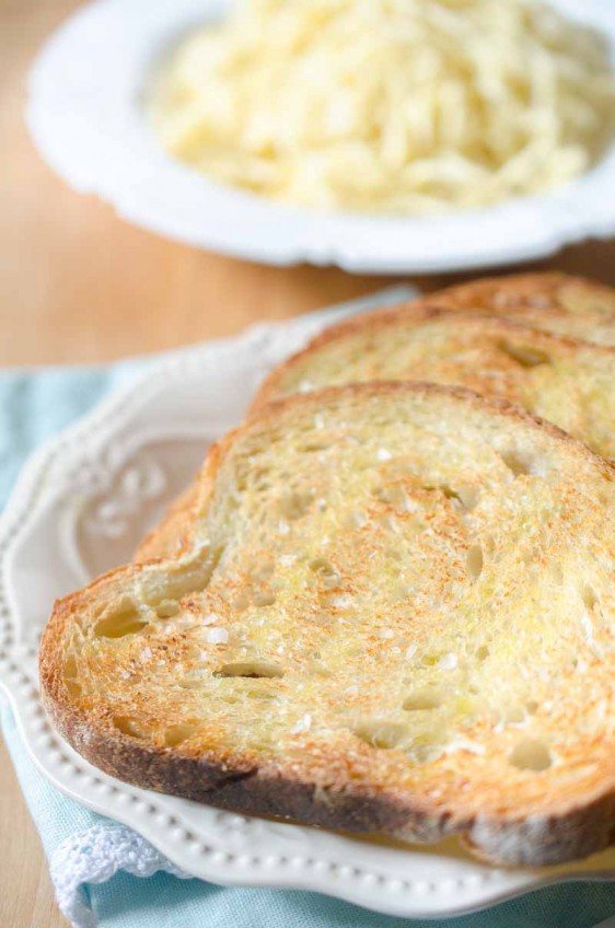 With only 4 ingredients this is the best (and easiest!) garlic bread you'll ever make!