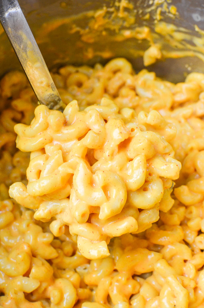 A spoonful of macaroni and cheese in the instant pot. 