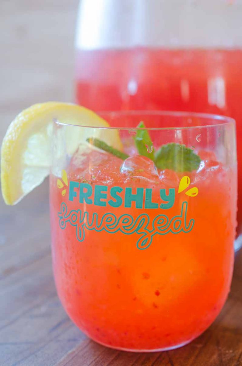 La limonada de fresa espumosa es una bebida refrescante de verano hecha con fresas frescas. Esta receta de bebida fácil es un poco dulce y un poco ácida, con un montón de delicioso sabor a fruta.