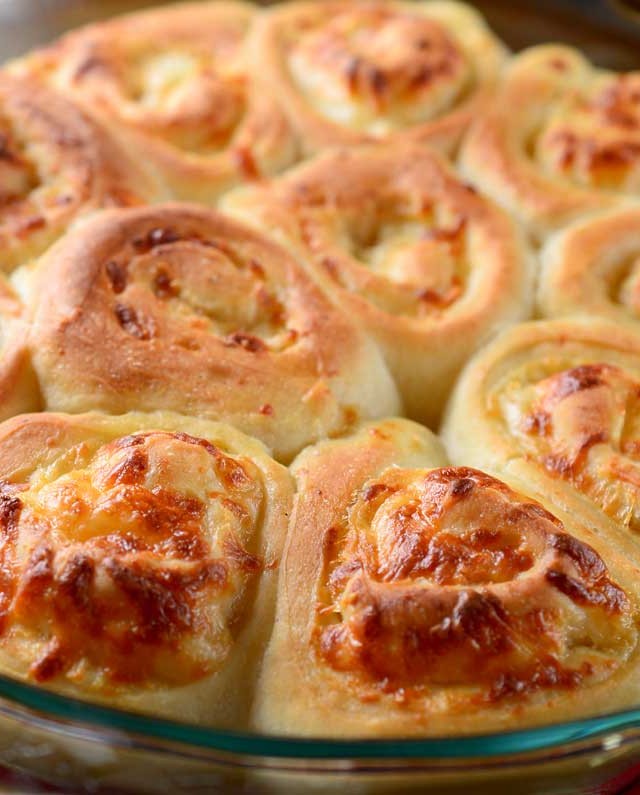 Cheesy Roasted Garlic Rolls