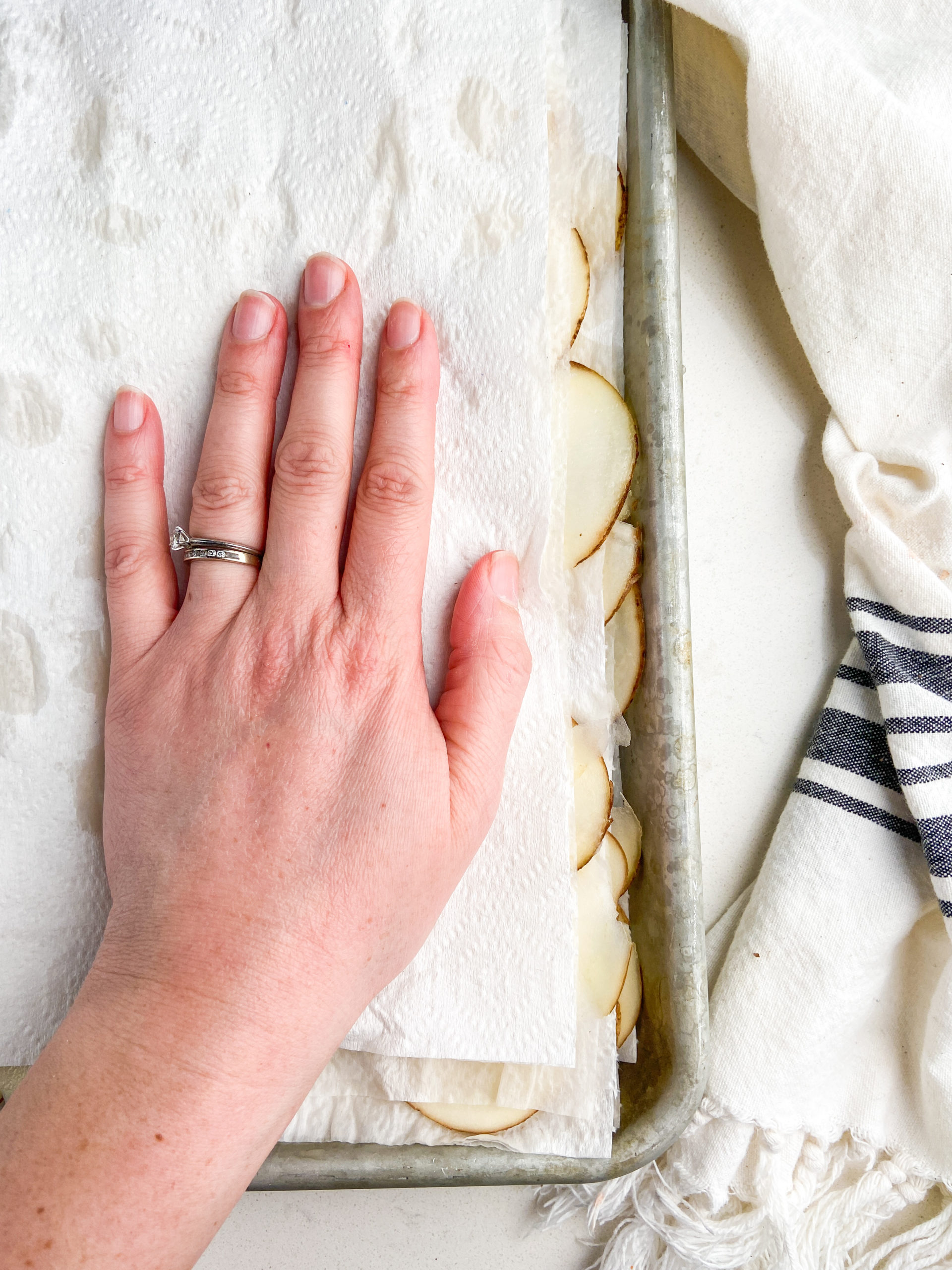 Drying potato slices on paper towels. 