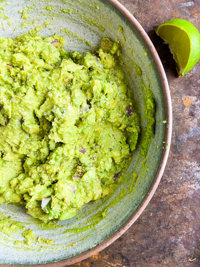 Forget the pre-made stuff, with this classic easy guacamole recipe you'll have fresh guacamole in no time.  Just a few simple ingredients is all you need to make this party perfect kitchen staple. 