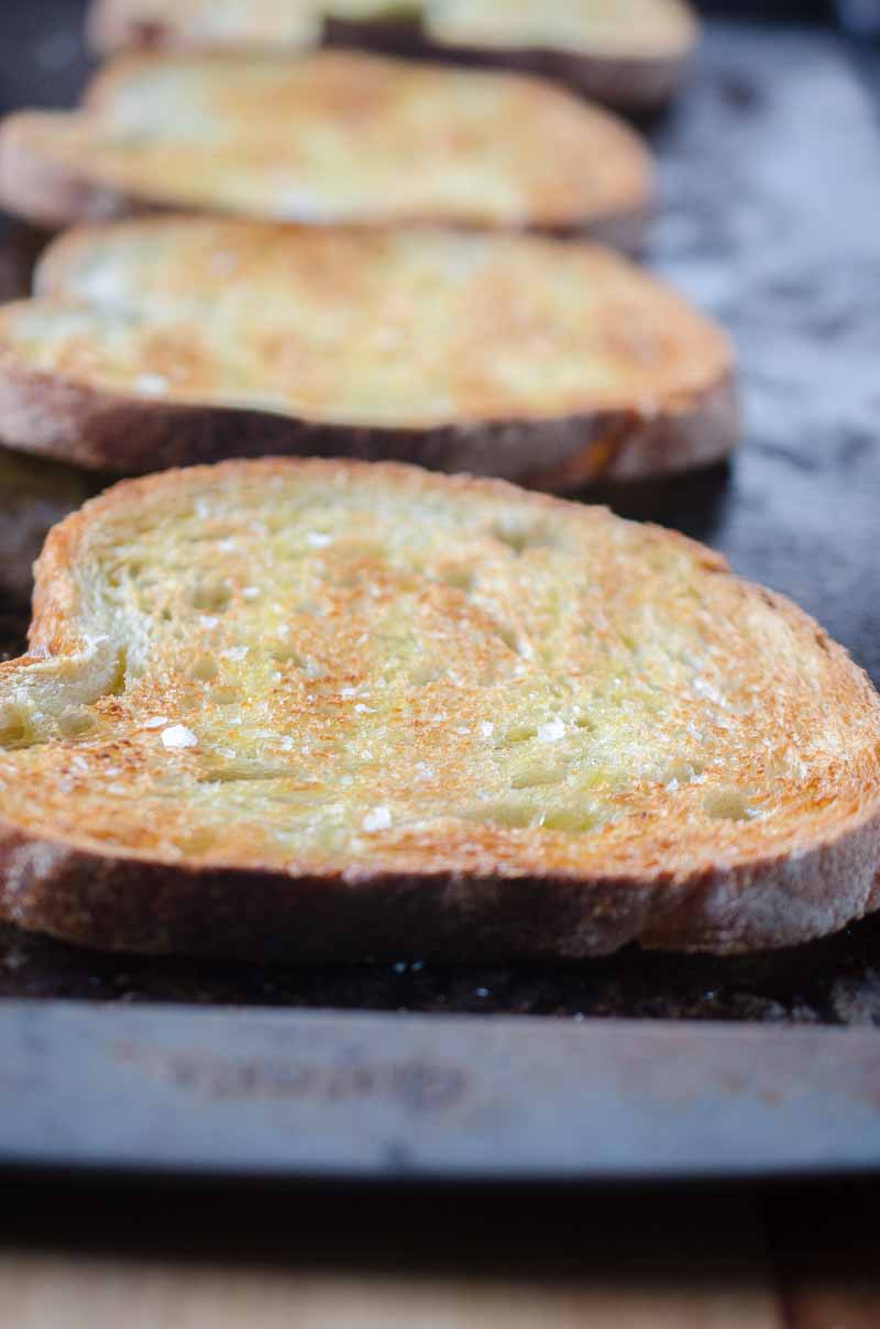 With only 4 ingredients this is the best (and easiest!) garlic bread you'll ever make!